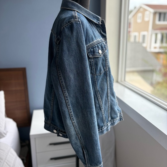 GAP Classic Medium Wash Denim Jacket w 6 Pockets - Picture 7 of 17